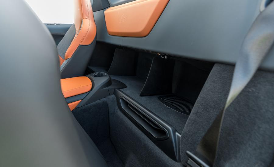 Детали интерьера BMW i8 Roadster (I15) 2018 года  (NA) (фото 7 из 17)